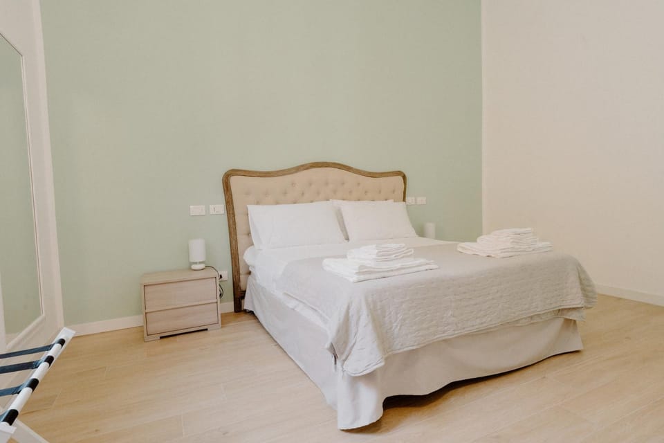 Photo of the whole room, Bedroom, towels