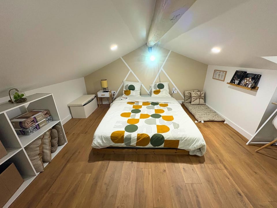 Photo of the whole room, Bedroom