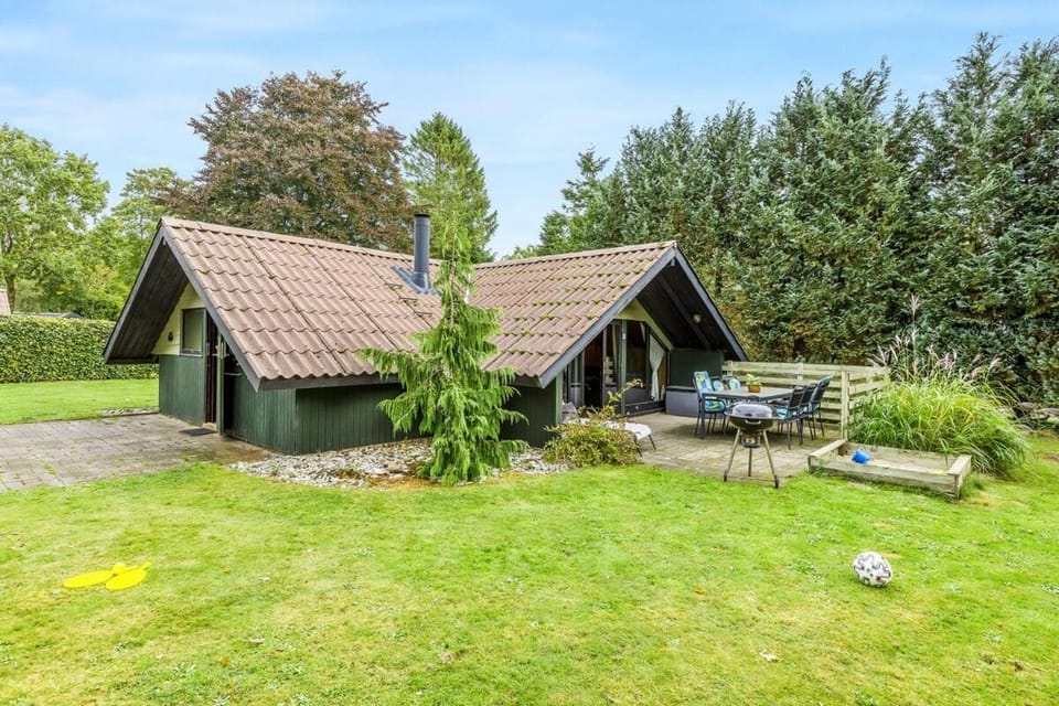 Stay in nature by the lake, Legoland, Unique nature cabin Cabin in Region of Southern Denmark