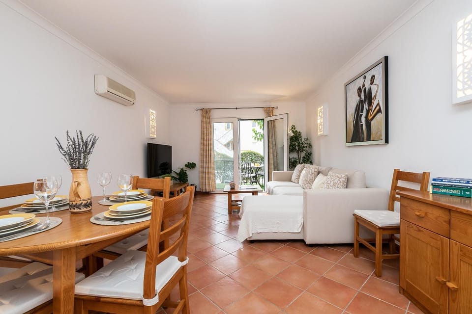 Communal lounge/ TV room, TV and multimedia, Living room, Seating area, Dining area, air conditioner