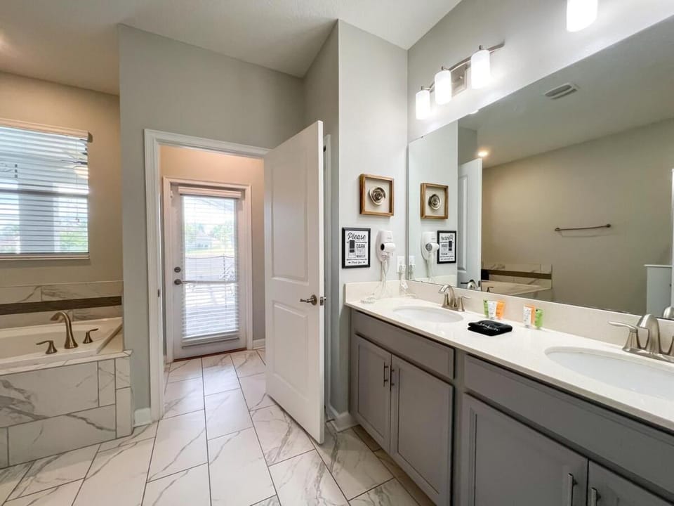 Experience the Magic of Disney in 8bd 5ba Luxury Villa Villa in Four Corners