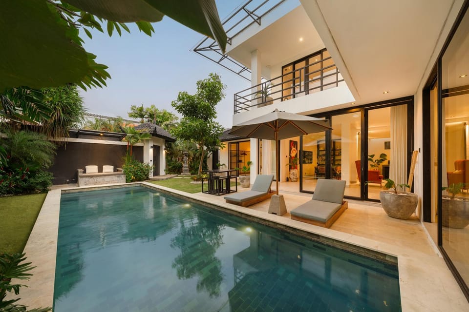 Swimming pool, sunbed