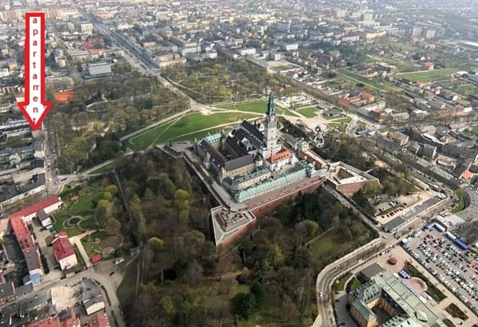 Property building, Day, Neighbourhood, Bird's eye view, City view, Street view, Location