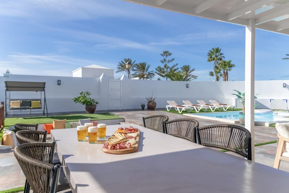Property building, Balcony/Terrace, Living room, Swimming pool