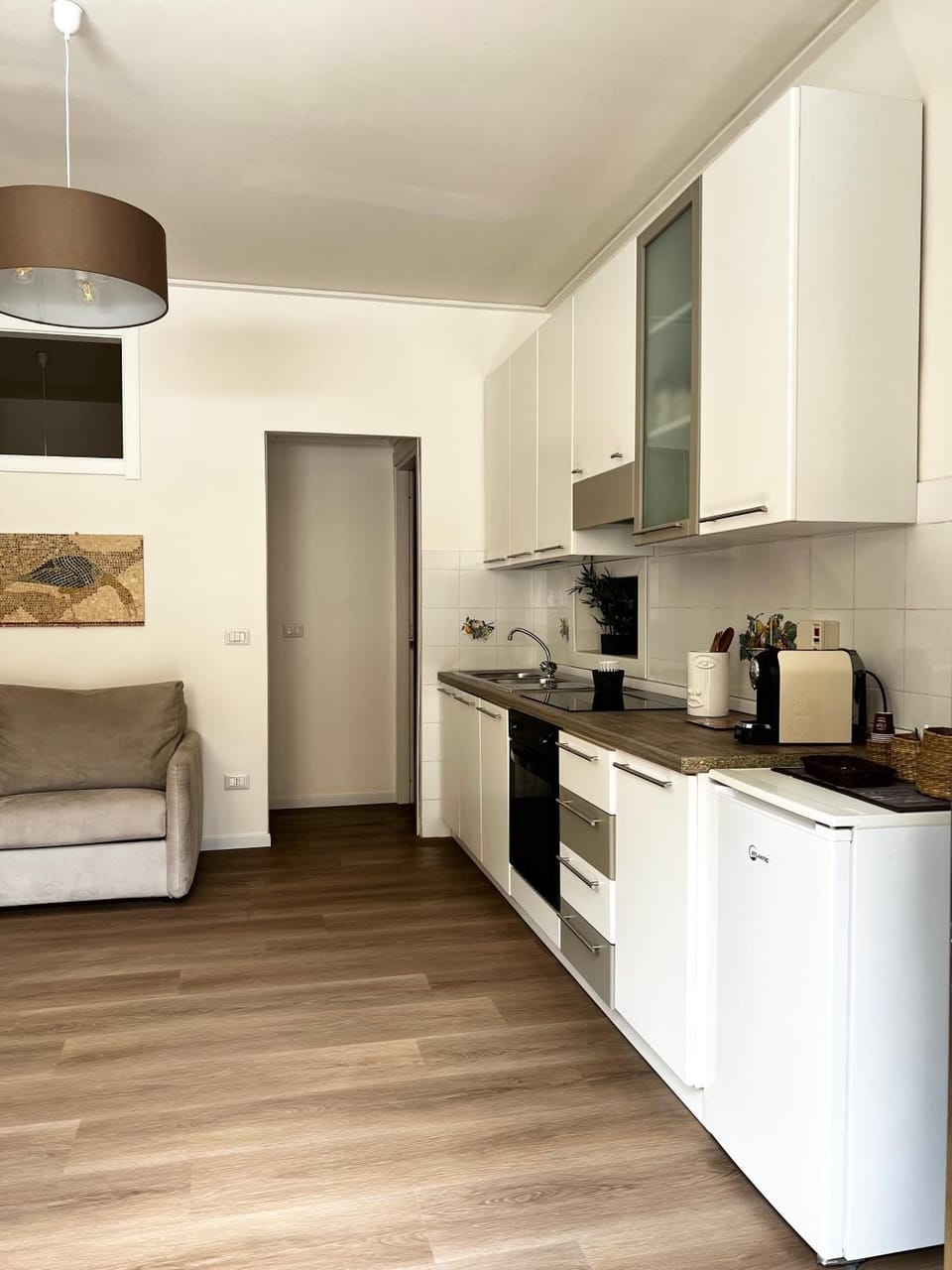 Coffee/tea facilities, Kitchen or kitchenette, Dining area, oven