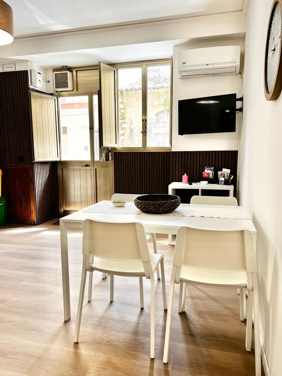 TV and multimedia, Living room, Dining area, air conditioner