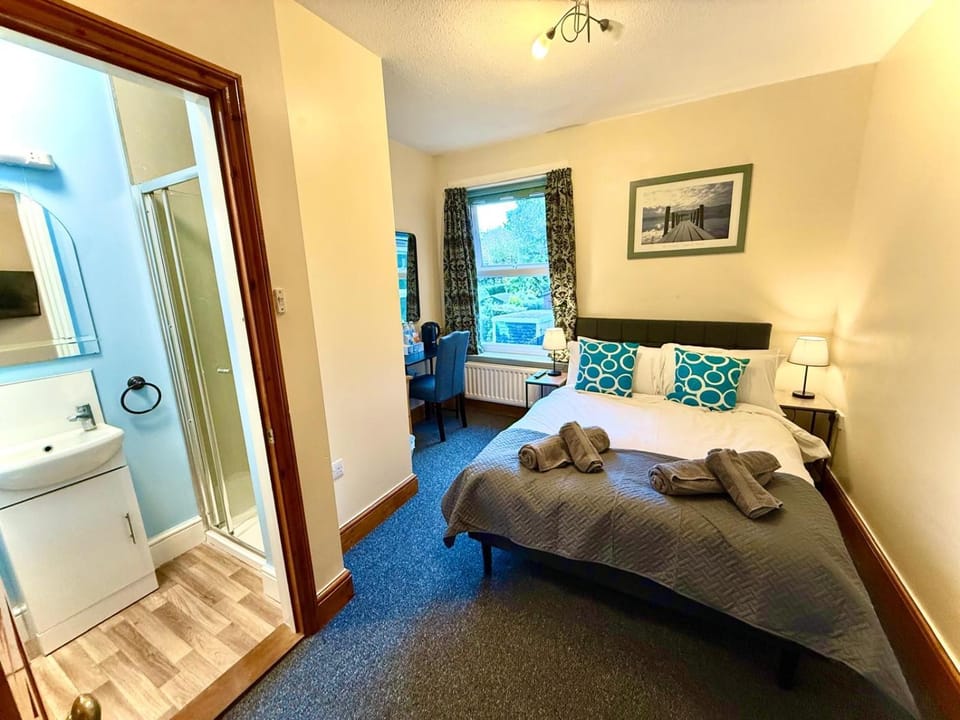 Bed, Bathroom, Photo of the whole room, Bedroom, towels