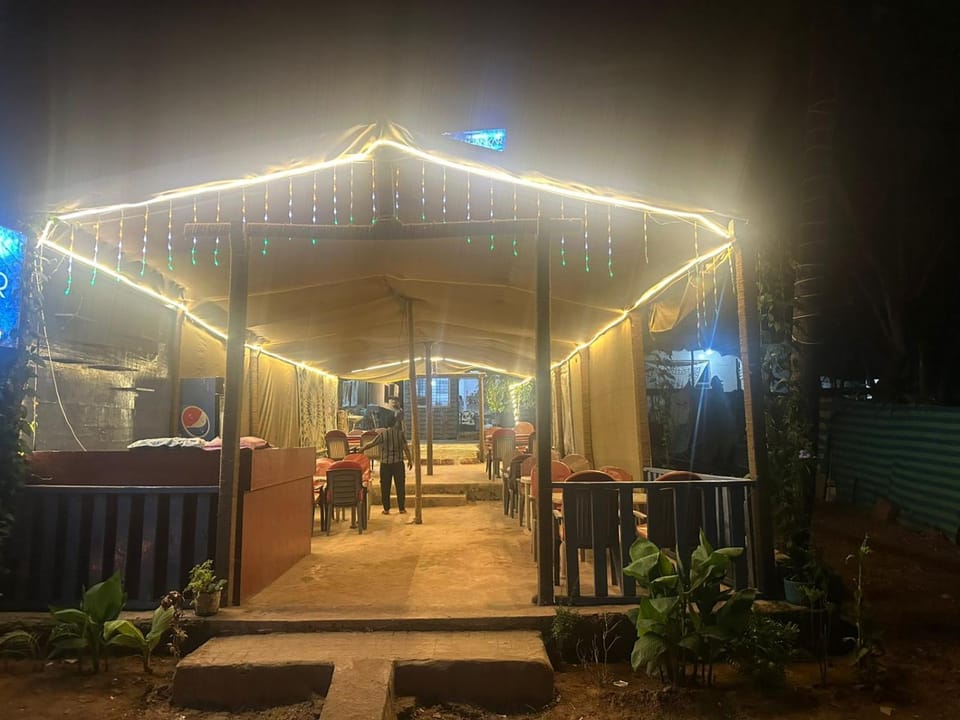 Restaurant/places to eat, group of guests