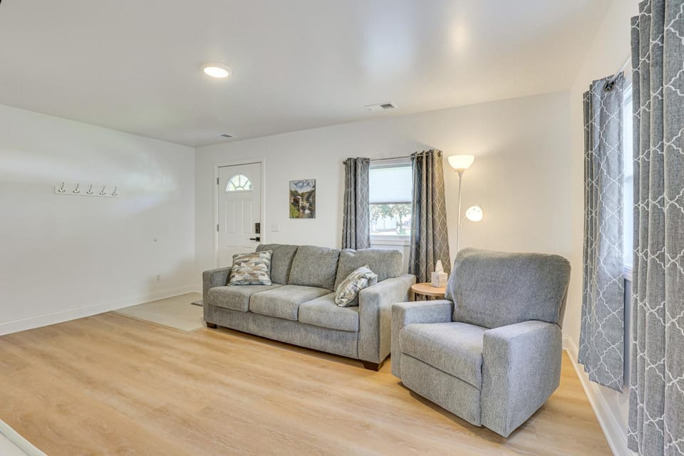 Easy I-80 Access! Newly Updated McDonald Home House in Ohio