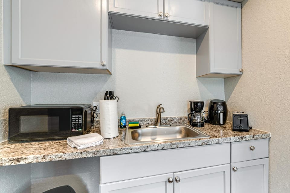 Angler’s Dream: Studio 2 Mi to 7 Sisters Springs! Apartment in Florida
