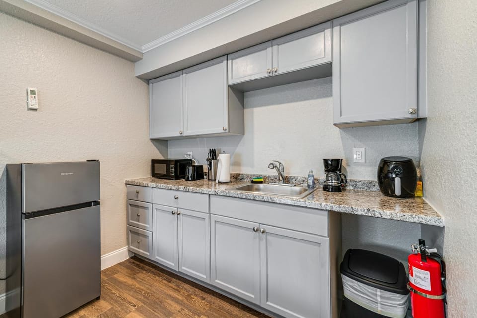 Sleek Studio Bunk 2 Mi to Chassahowitzka River! Apartment in Florida