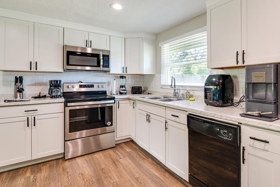 2 Mi to 7 Sisters Springs! Home w/ Resort Perks House in Florida