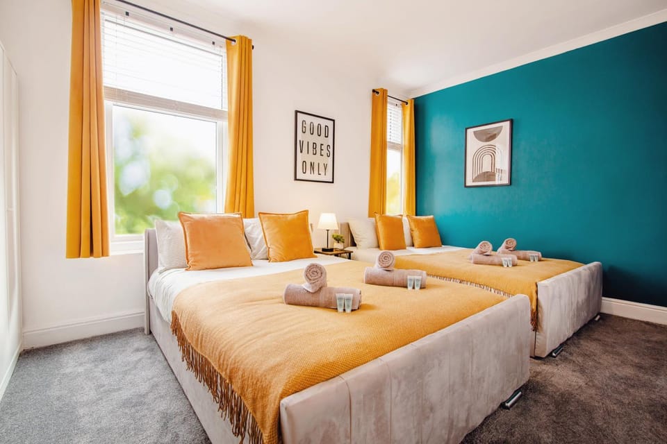 Bed, Living room, Photo of the whole room, Bedroom