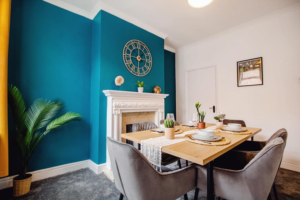 Living room, Food and drinks, Seating area, Dining area, Food