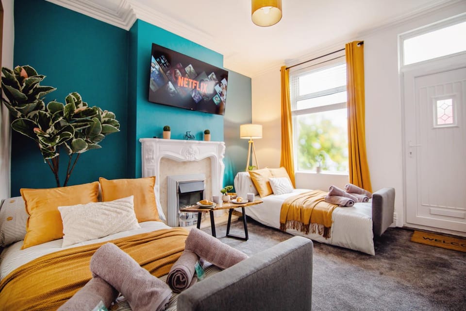 Bed, Living room, Photo of the whole room, Seating area