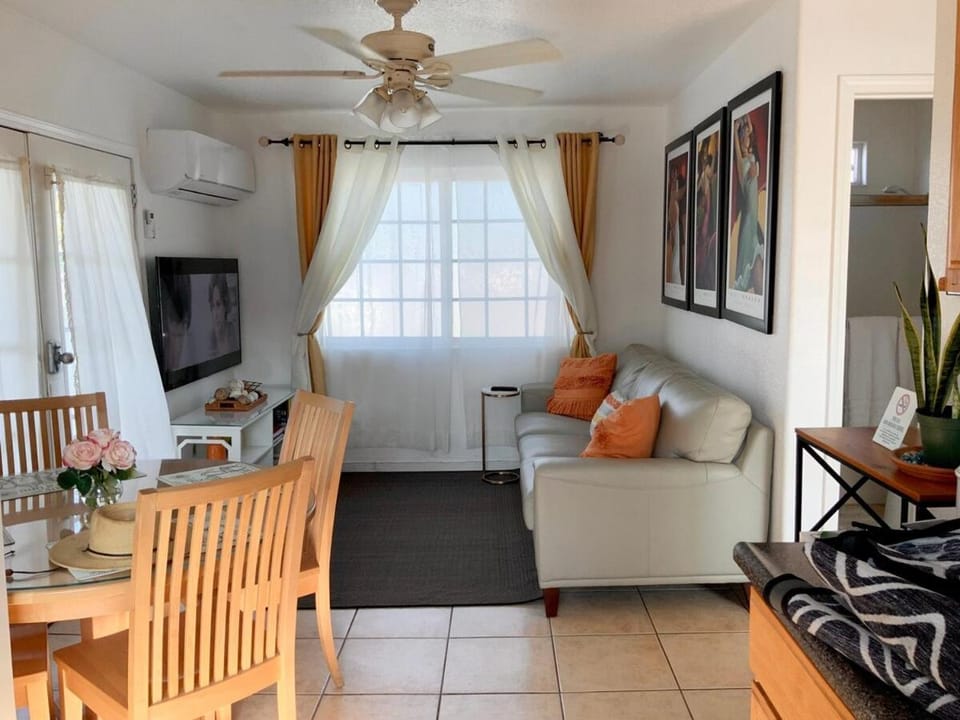8670 San Carlos - South Gate CA - The Best 2 Rooms Apartment in South Gate