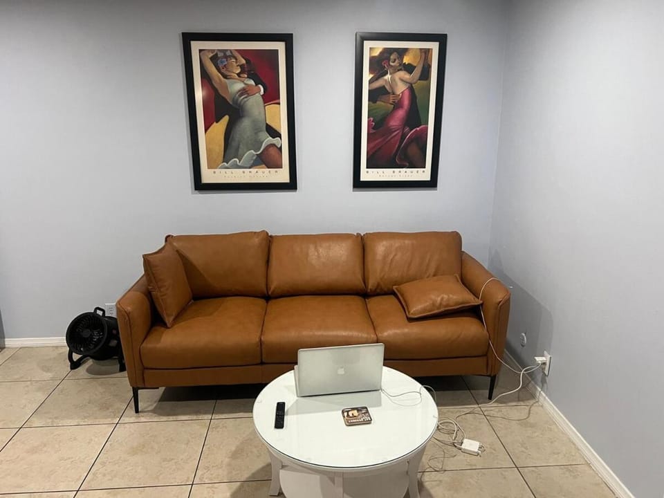 9621 San Juan - South Gate CA - Quick Drive to Hollywood & Beaches Apartment in South Gate