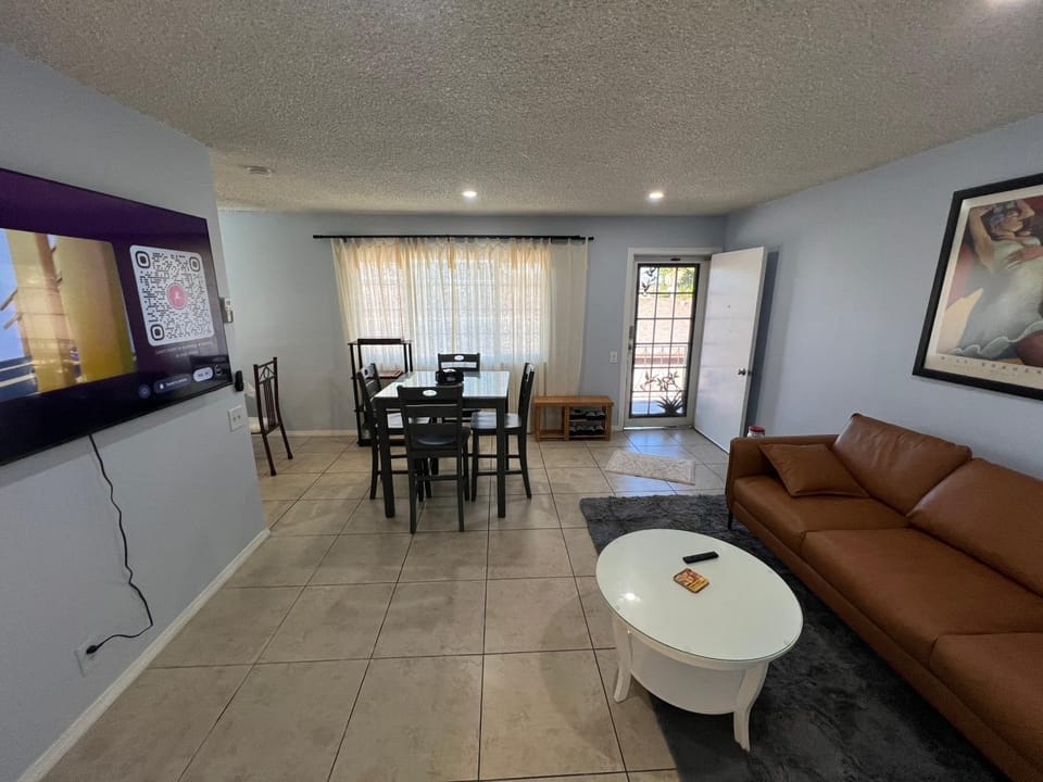 9621 San Juan - South Gate CA - Quick Drive to Hollywood & Beaches Apartment in South Gate