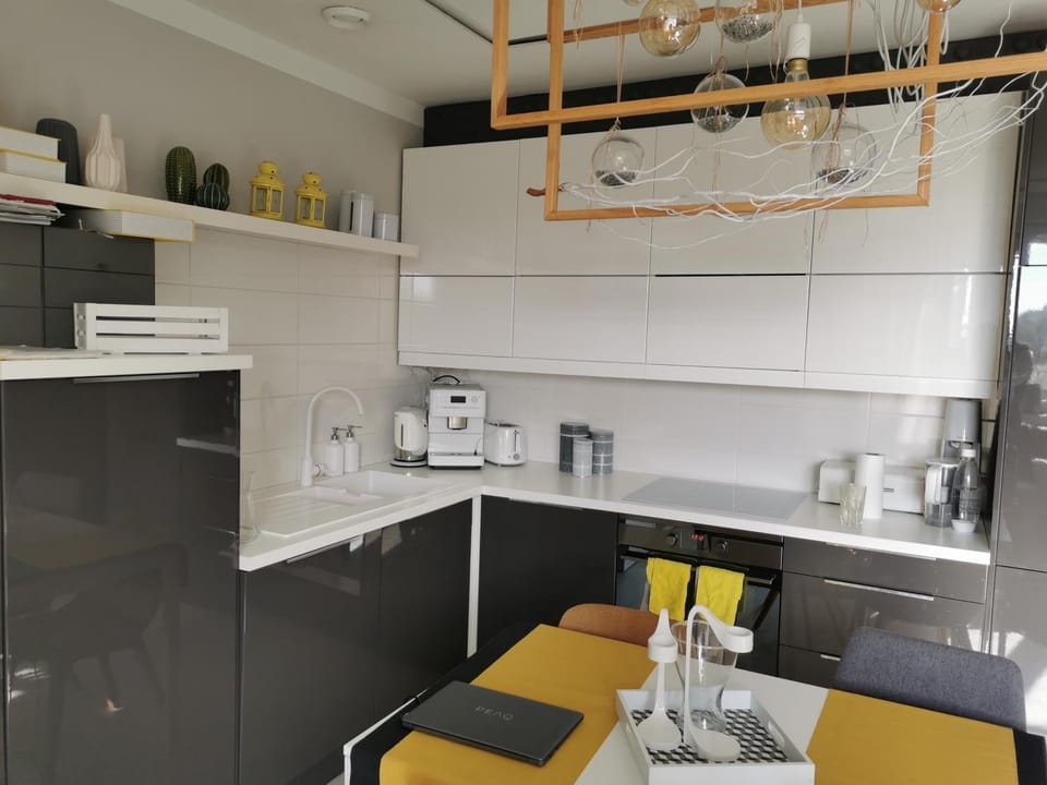Coffee/tea facilities, Kitchen or kitchenette, Dining area, stove, toaster