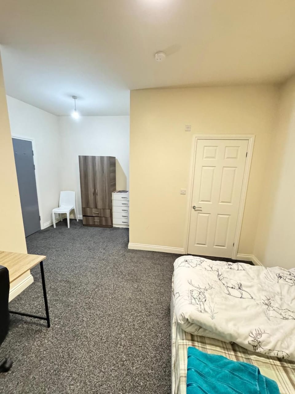 Bed, Seating area, wardrobe