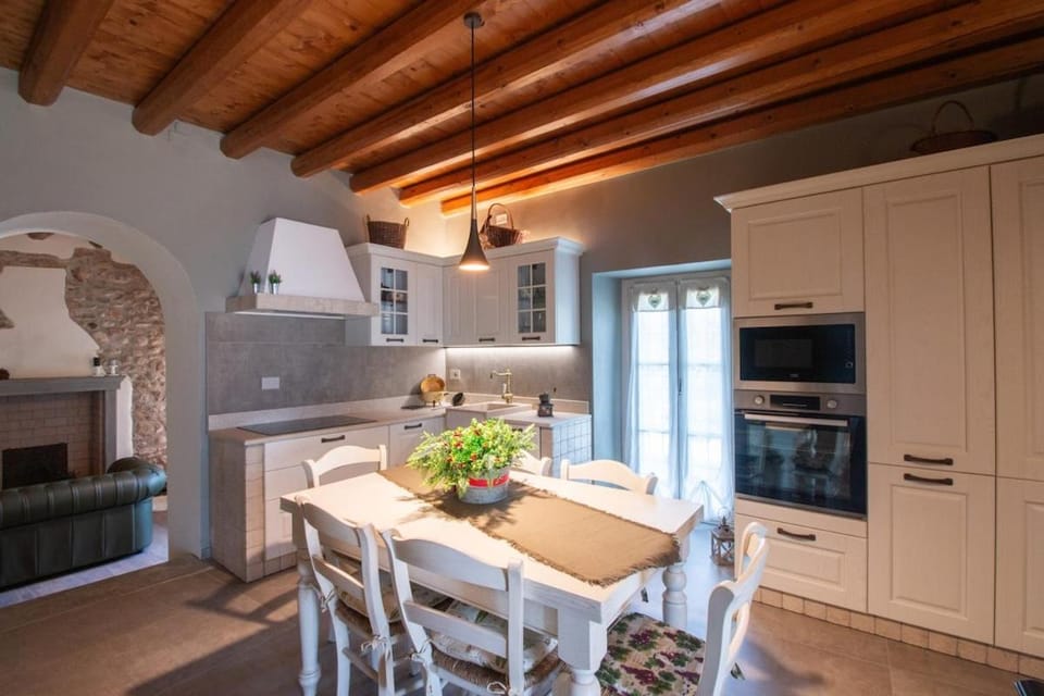 Kitchen or kitchenette, Dining area, stove