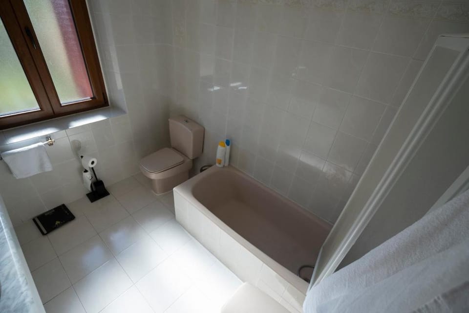Shower, Toilet, Bathroom, Bath, towels