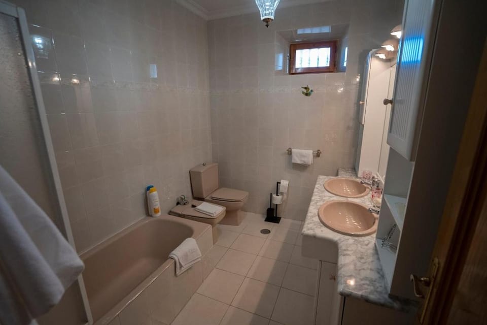 Toilet, Bathroom, Bath, bidet, towels