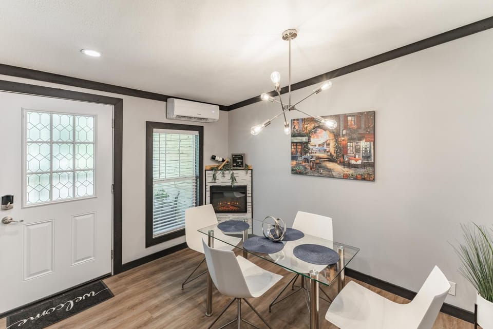 Dining area, fireplace, pet friendly