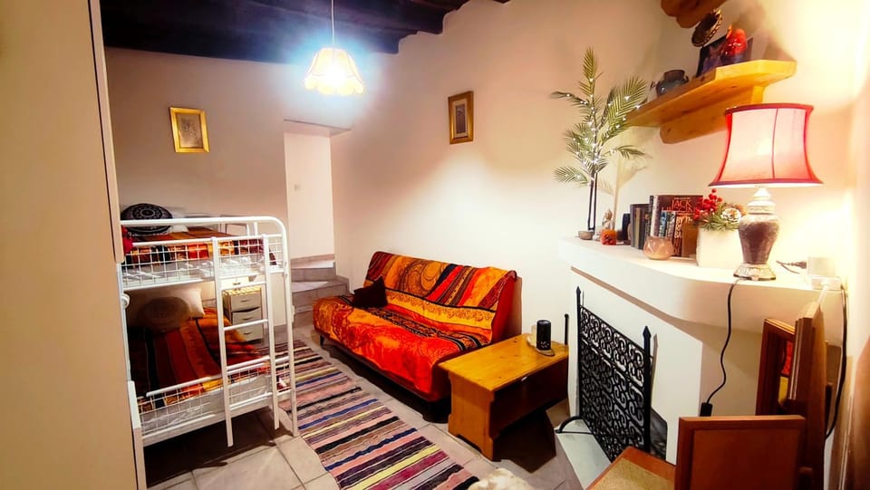 Bed, Photo of the whole room, Seating area