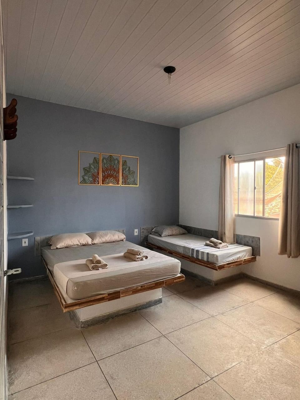 Bed, Photo of the whole room, towels