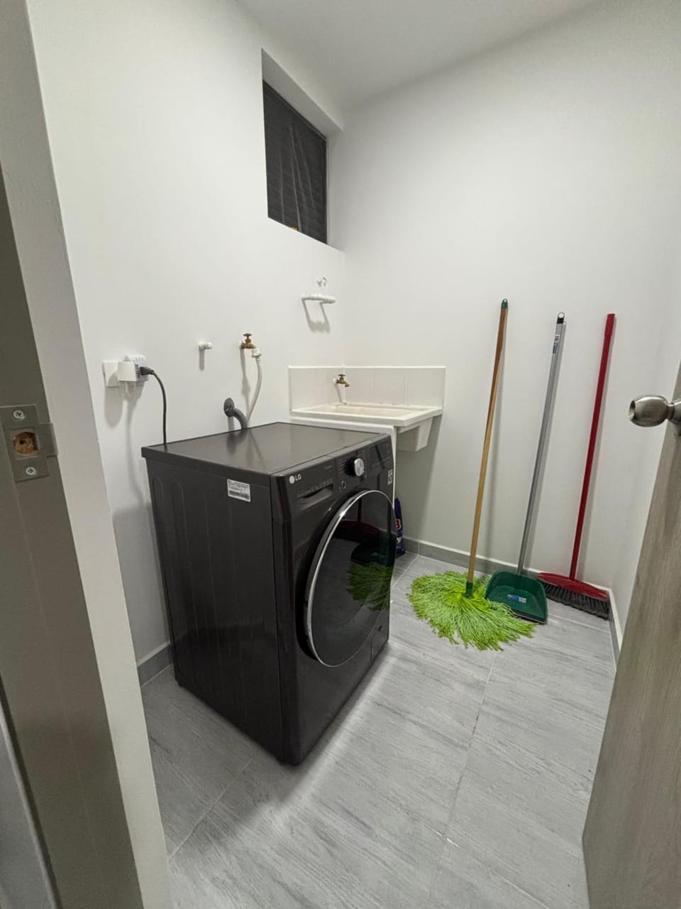 Patio, laundry, washing machine