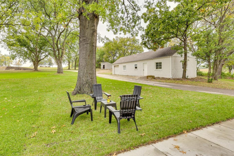 Topeka Farmhouse Hideaway: 5 Mi to Downtown! House in Topeka