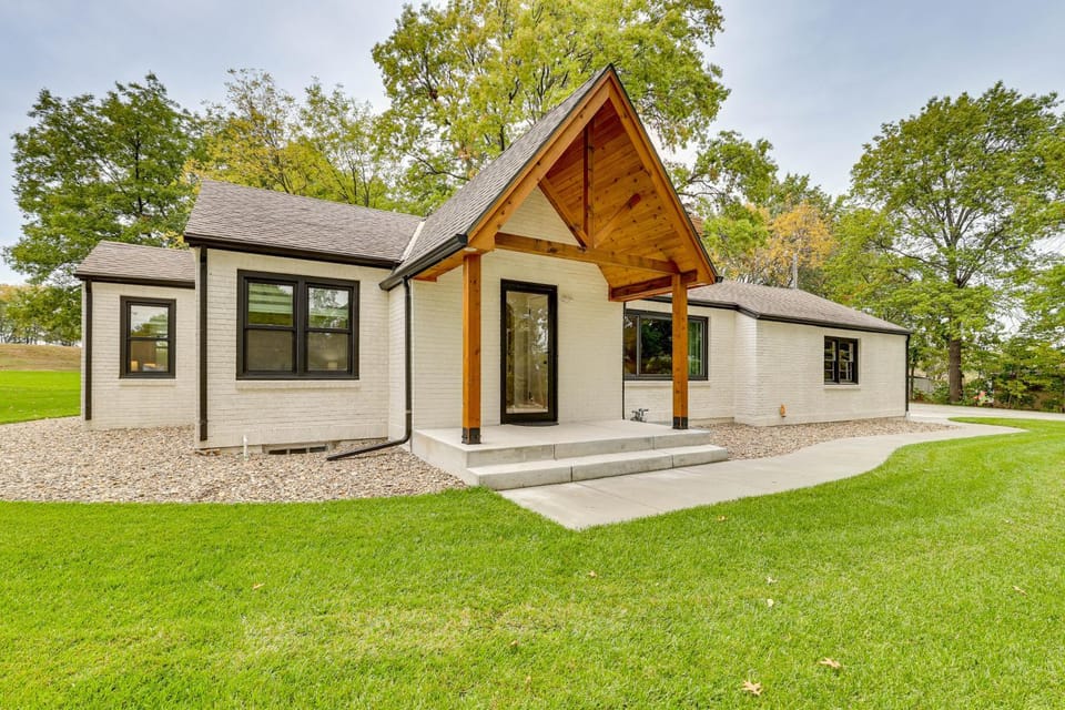 Topeka Farmhouse Hideaway: 5 Mi to Downtown! House in Topeka