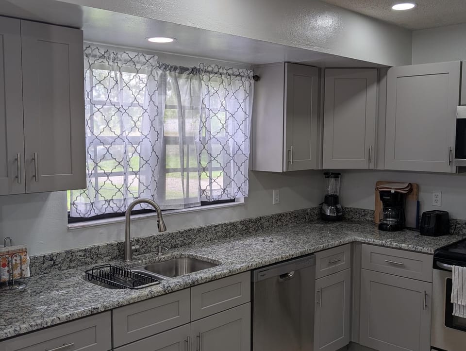 Coffee/tea facilities, Kitchen or kitchenette, dishwasher