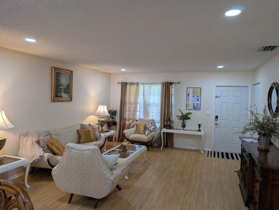 Living room, Seating area