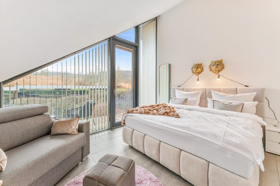 Bed, TV and multimedia, Balcony/Terrace, Seating area, Bedroom, Lake view