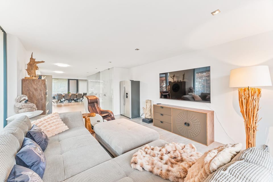 Bed, TV and multimedia, Balcony/Terrace, Balcony/Terrace, Living room, Photo of the whole room, Seating area, Evening entertainment