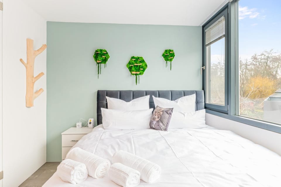 Bed, TV and multimedia, Photo of the whole room, Bedroom, Lake view