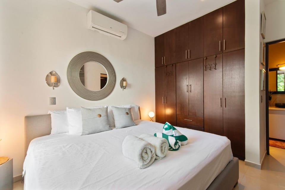 Bed, Photo of the whole room, Bedroom, towels, air conditioner
