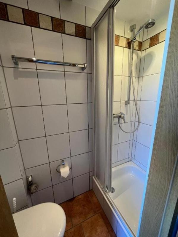Shower, Toilet