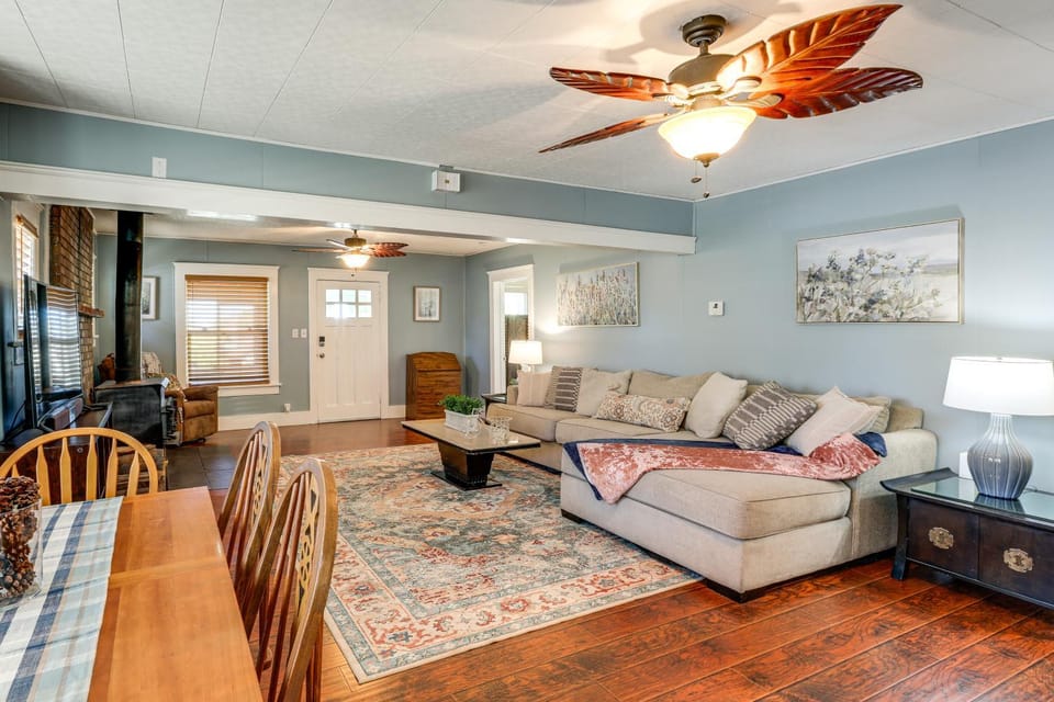 Route 66 Retreat: Dog-Friendly Home in Williams House in Williams