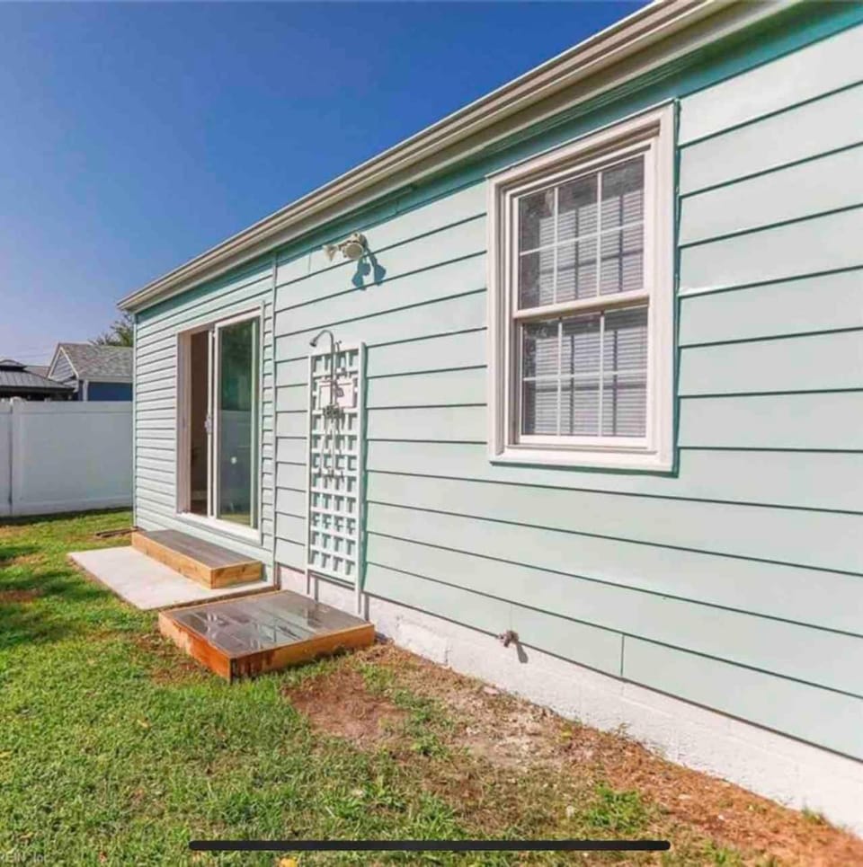 MidtermLongterm Buckroe Beach Bungalow EV chrg House in Hampton