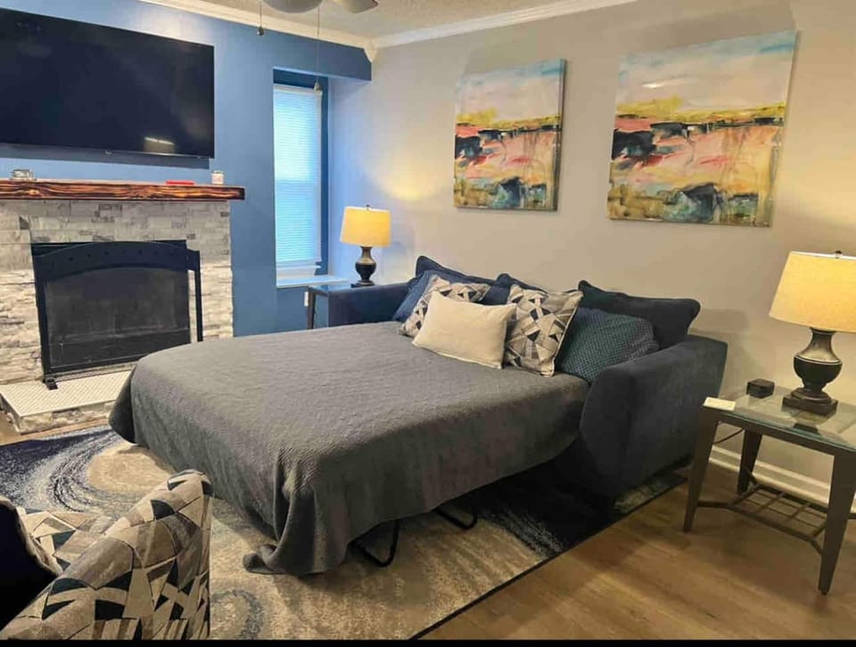 MidLong Term Rental Cozy Home at Mary Roberts House in Newport News