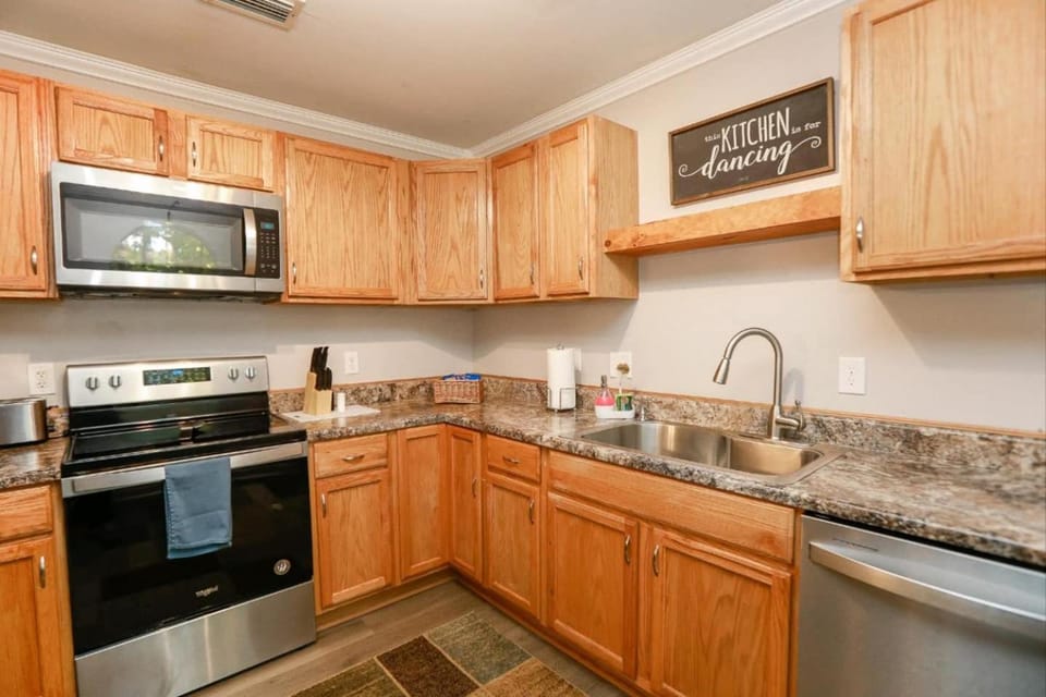 MidLong Term Rental Cozy Home at Mary Roberts House in Newport News