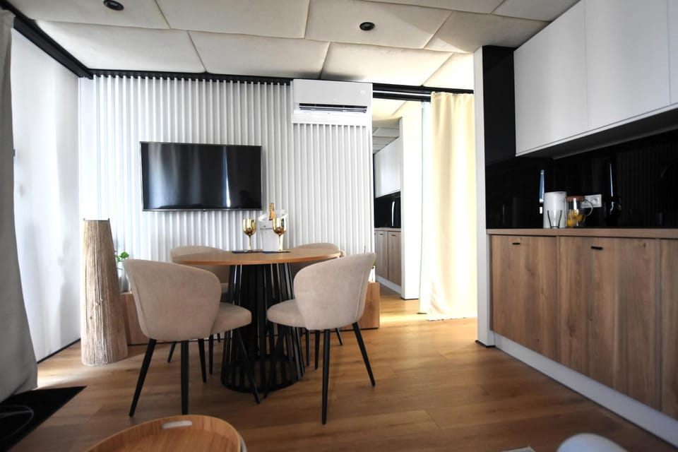 Communal lounge/ TV room, TV and multimedia, Kitchen or kitchenette, Living room, Seating area, Dining area, air conditioner