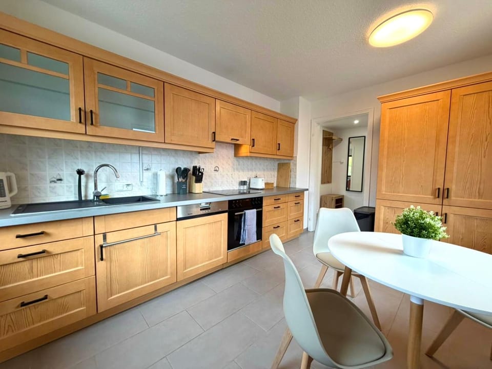 Coffee/tea facilities, Kitchen or kitchenette, Dining area, dishwasher, oven, stove, toaster