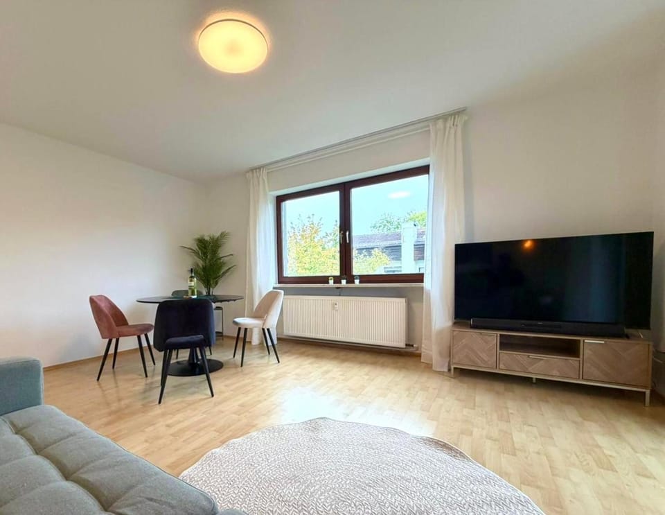 TV and multimedia, Living room, Seating area, Evening entertainment