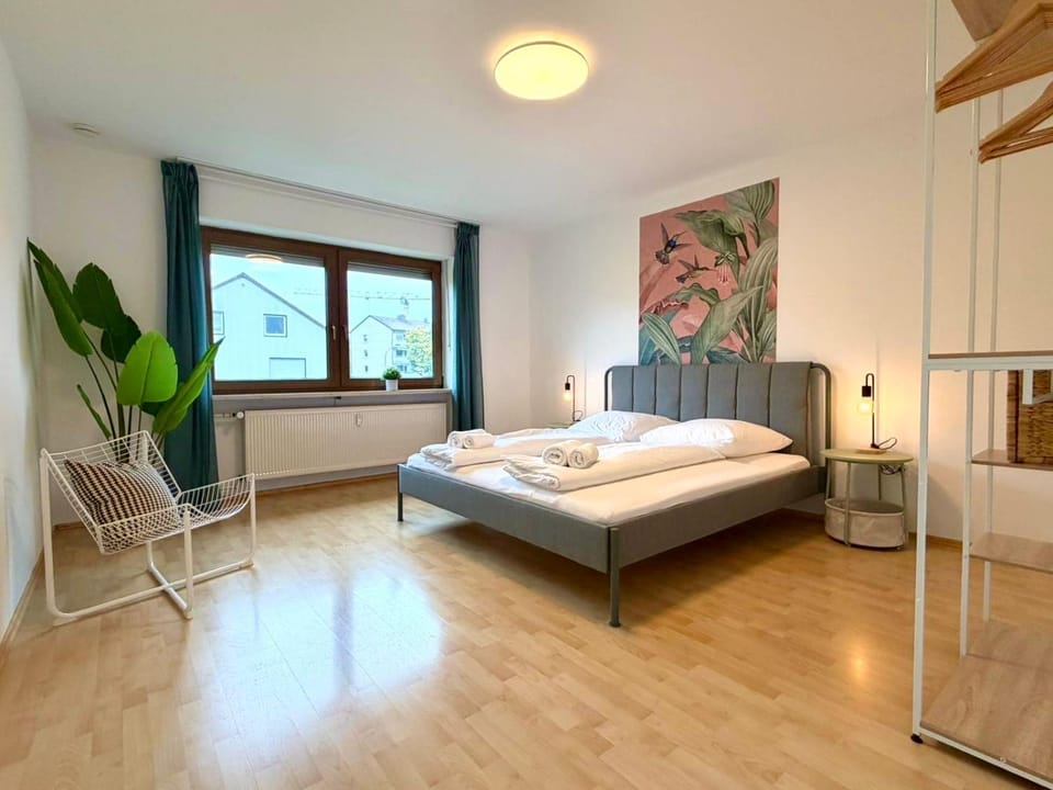 Bed, Photo of the whole room, Seating area, Bedroom, towels