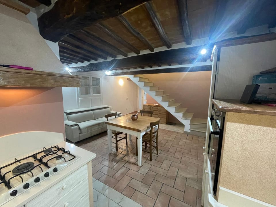 Kitchen or kitchenette, Dining area, stove