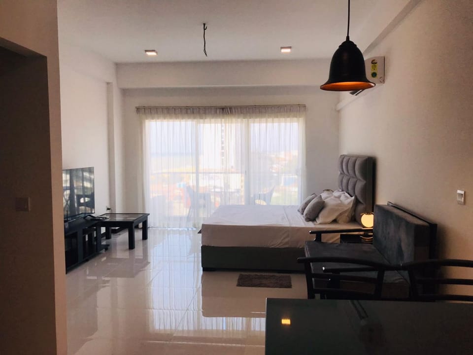 Somerset Beach front By ocean Breeze apartments, Apartment in Negombo
